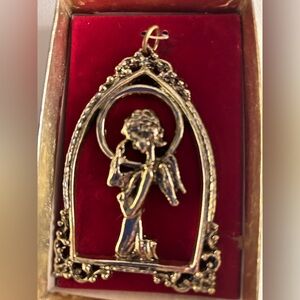 Vintage NIB Goldtone  Angel ornament- praying & kneeling under archway